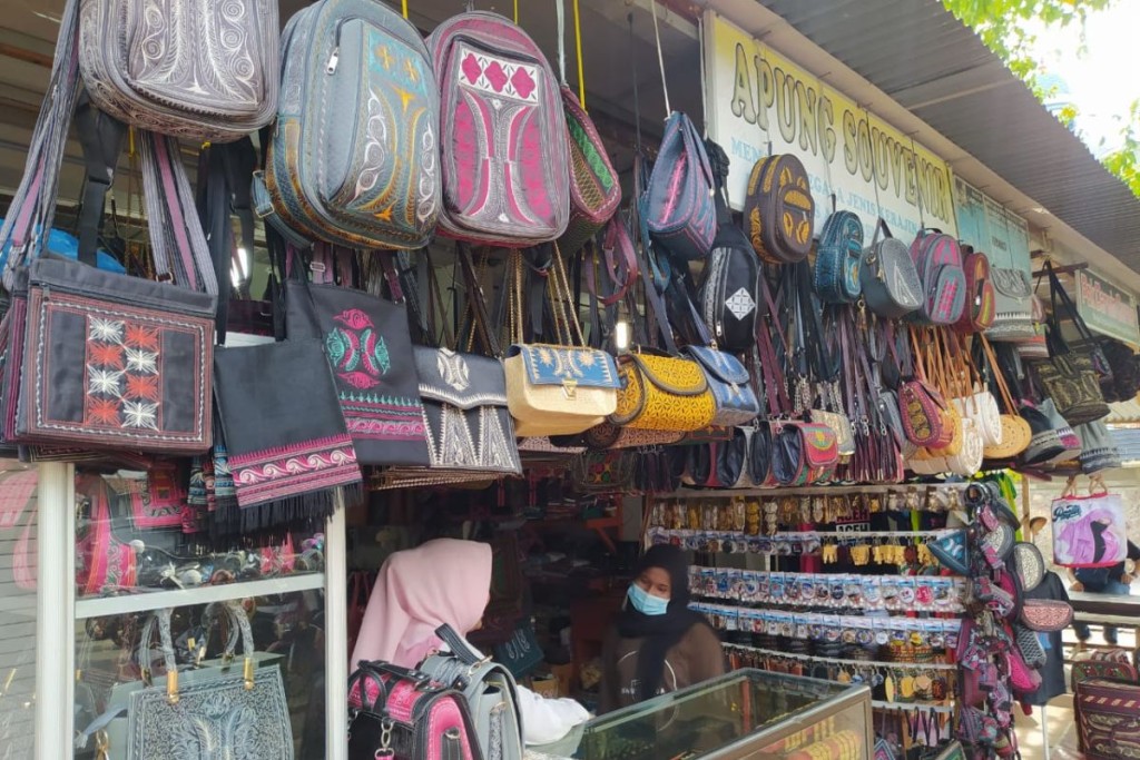 Souvenir khas Aceh yang di jual masyarakat sebagai bagian dari aktivitas ekonomi lokal.